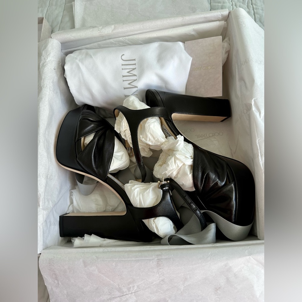 NWT brand new Jimmy Choo Heloise in Black leather. 38.5. Incl orig box, dust bag